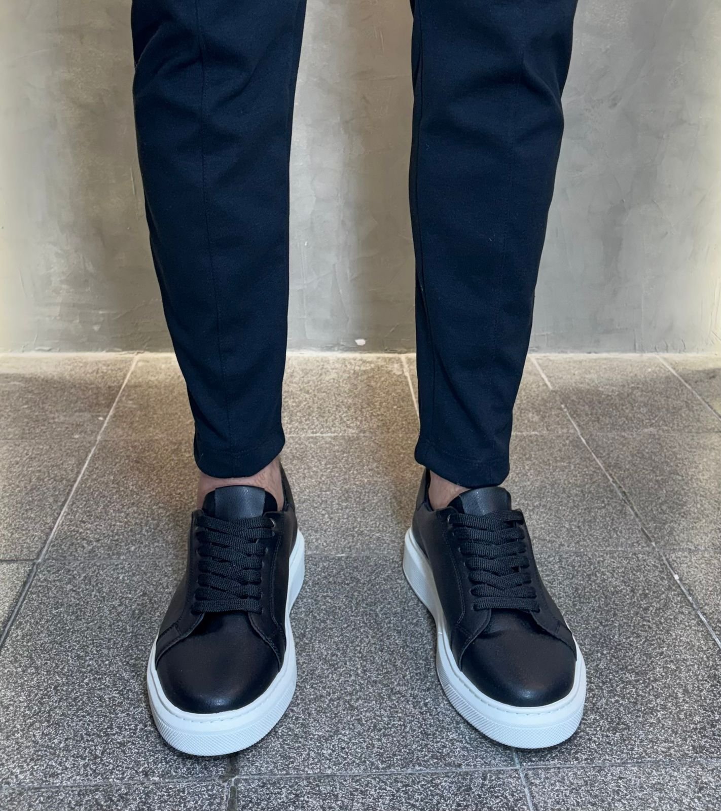 Tênis Casual de Couro Preto - Imagem 2